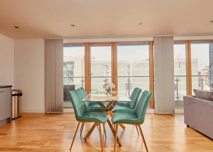 Central Leeds Dock Apt, Free Secure Parking! 2 Bed