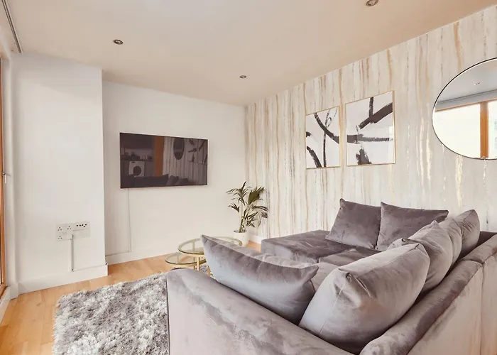 Central Leeds Dock Apt, Free Secure Parking! 2 Bed