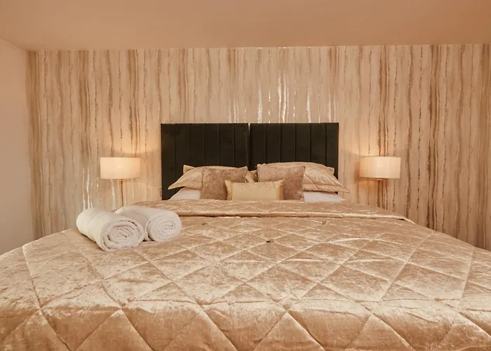 Central Leeds Dock Apt, Free Secure Parking! 2 Bed